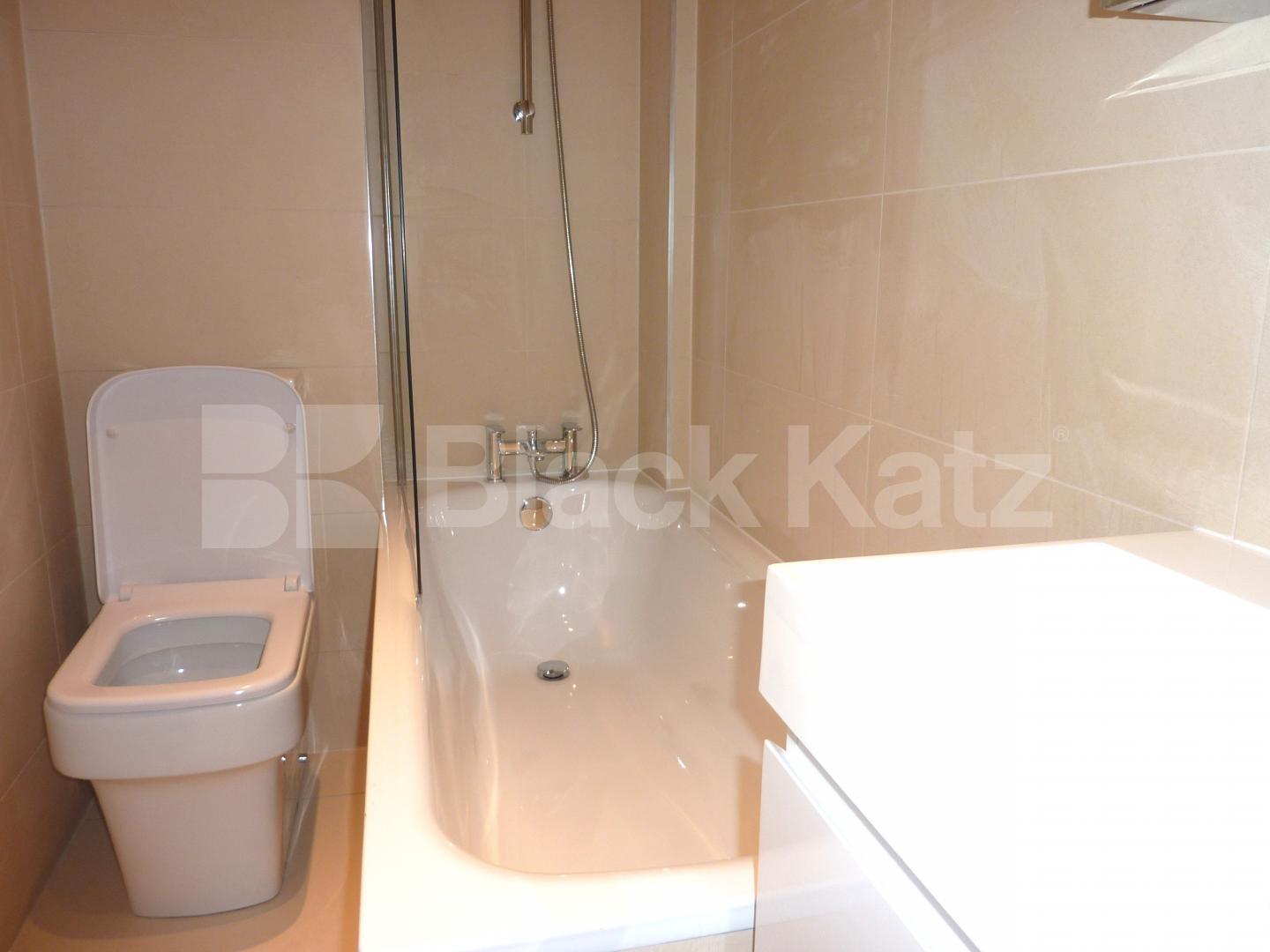 			4 BED/ 2BATH! , 4 Bedroom, 1 bath, 1 reception Flat			 Chepstow Road, BAYSWATER 